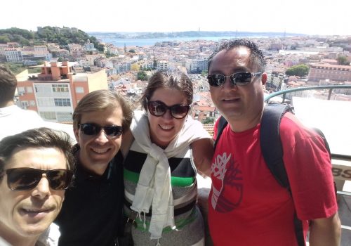 Tour de Lisboa. Turistas no miradouro da Senhora do Monte